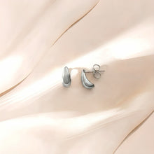 Laden Sie das Bild in den Galerie-Viewer, Mini Tropfen Ohrringe ca, 4 mm x 10 mm