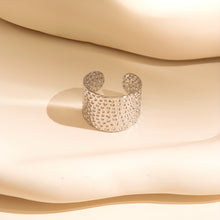 Laden Sie das Bild in den Galerie-Viewer, LEO HAMMERED Ring