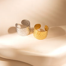 Laden Sie das Bild in den Galerie-Viewer, LEO HAMMERED Ring