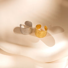 Laden Sie das Bild in den Galerie-Viewer, LEO HAMMERED Ring