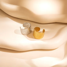 Laden Sie das Bild in den Galerie-Viewer, LEO HAMMERED Ring