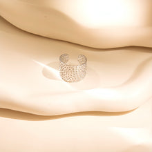Laden Sie das Bild in den Galerie-Viewer, LEO HAMMERED Ring