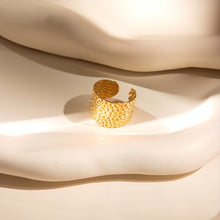 Laden Sie das Bild in den Galerie-Viewer, LEO HAMMERED Ring