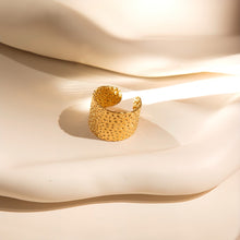 Laden Sie das Bild in den Galerie-Viewer, LEO HAMMERED Ring