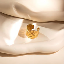 Laden Sie das Bild in den Galerie-Viewer, LEO HAMMERED Ring