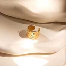 Laden Sie das Bild in den Galerie-Viewer, LEO HAMMERED Ring