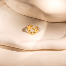 Laden Sie das Bild in den Galerie-Viewer, HAMMERED CUT Ring