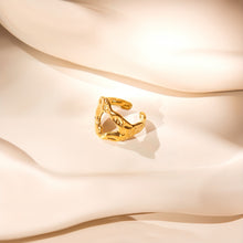 Laden Sie das Bild in den Galerie-Viewer, HAMMERED CUT Ring