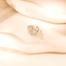 Laden Sie das Bild in den Galerie-Viewer, HAMMERED CUT Ring