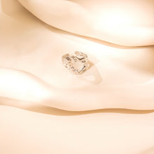 Laden Sie das Bild in den Galerie-Viewer, HAMMERED CUT Ring