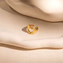 Laden Sie das Bild in den Galerie-Viewer, HAMMERED CUT Ring