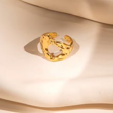 Laden Sie das Bild in den Galerie-Viewer, HAMMERED CUT Ring