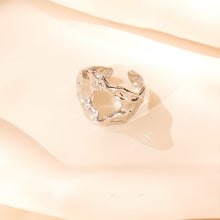Laden Sie das Bild in den Galerie-Viewer, HAMMERED CUT Ring