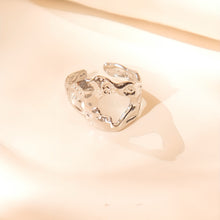 Laden Sie das Bild in den Galerie-Viewer, HAMMERED CUT Ring