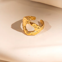 Laden Sie das Bild in den Galerie-Viewer, HAMMERED CUT Ring
