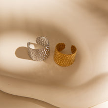 Laden Sie das Bild in den Galerie-Viewer, LEO HAMMERED Ring