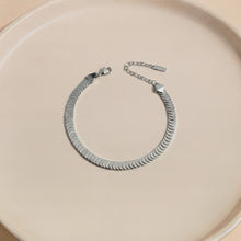 Laden Sie das Bild in den Galerie-Viewer, Cooles Armband mit feiner Struktur