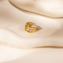 Laden Sie das Bild in den Galerie-Viewer, CUT Ring