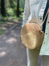 Laden Sie das Bild in den Galerie-Viewer, RUT - Runde Schultertasche