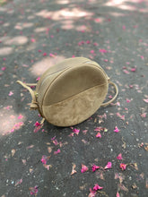 Laden Sie das Bild in den Galerie-Viewer, RUT - Runde Schultertasche