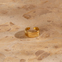 Laden Sie das Bild in den Galerie-Viewer, BOHO Hammered Sheet Ring