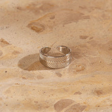 Laden Sie das Bild in den Galerie-Viewer, BOHO Hammered Sheet Ring