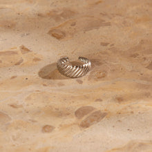Laden Sie das Bild in den Galerie-Viewer, Größenvariabler BOHO LINE Ring