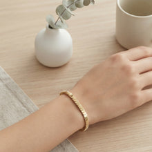 Laden Sie das Bild in den Galerie-Viewer, Cooles Armband mit feiner Struktur