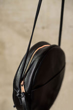 Laden Sie das Bild in den Galerie-Viewer, RUT - Runde Schultertasche