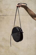 Laden Sie das Bild in den Galerie-Viewer, RUT - Runde Schultertasche