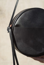 Laden Sie das Bild in den Galerie-Viewer, RUT - Runde Schultertasche