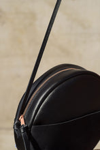 Laden Sie das Bild in den Galerie-Viewer, RUT - Runde Schultertasche