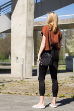 Laden Sie das Bild in den Galerie-Viewer, RUT - Runde Schultertasche