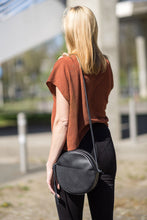 Laden Sie das Bild in den Galerie-Viewer, RUT - Runde Schultertasche