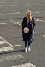Laden Sie das Bild in den Galerie-Viewer, RUT - Runde Schultertasche