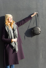 Laden Sie das Bild in den Galerie-Viewer, RUT - Runde Schultertasche