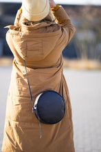Laden Sie das Bild in den Galerie-Viewer, RUT - Runde Schultertasche