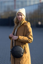 Laden Sie das Bild in den Galerie-Viewer, RUT - Runde Schultertasche