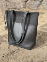 Laden Sie das Bild in den Galerie-Viewer, S A L E:  Quinn - Leder Rucksacktasche