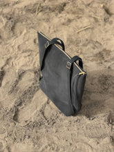 Laden Sie das Bild in den Galerie-Viewer, S A L E:  Quinn - Leder Rucksacktasche